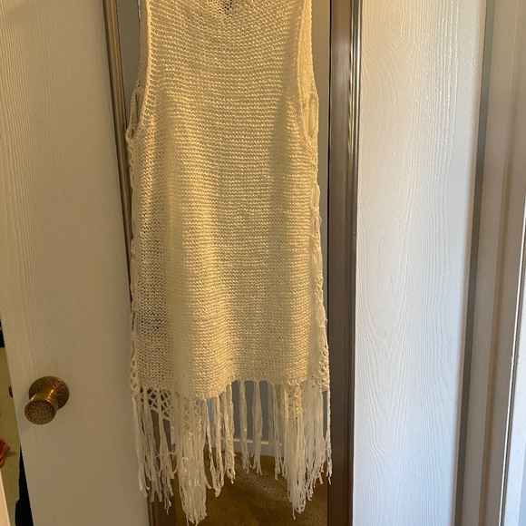 Le Chateau Boho Crochet Vest - Picture 2 of 6